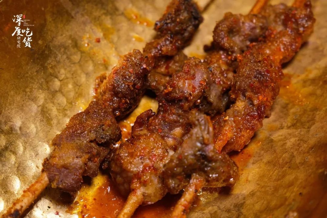 嫩到咬一口能流出汁水,羊心的口感更是让人难忘,精选的羊心,用秘制腌