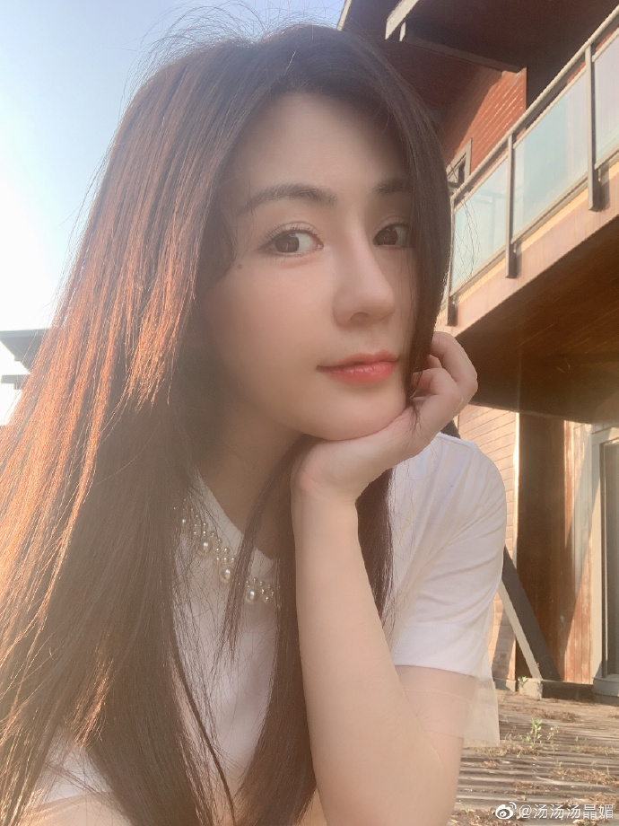 原创汤晶媚晒最新自拍美照休闲风中带着丝丝缕缕精致女人味