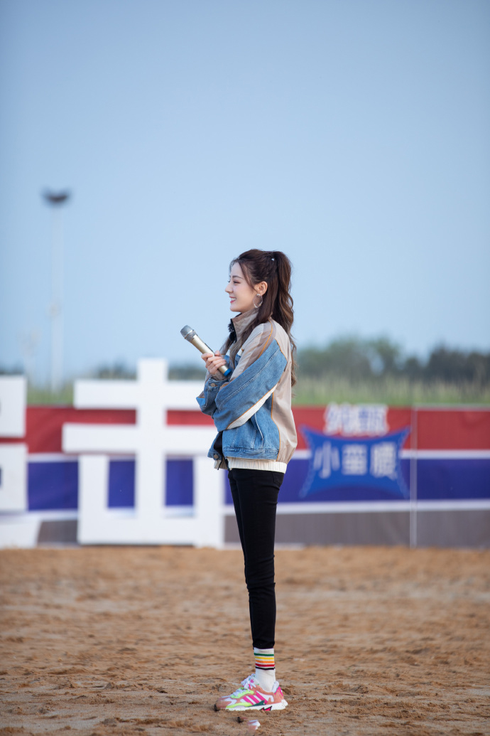 热巴的综艺造型一直以来都是相当硬核的,这不,在最新的综艺节目里面