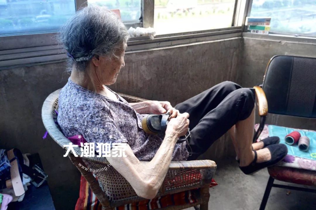 4萬人圍觀海寧86歲老太太床前3個女子的這個動作火了每個人都該學學