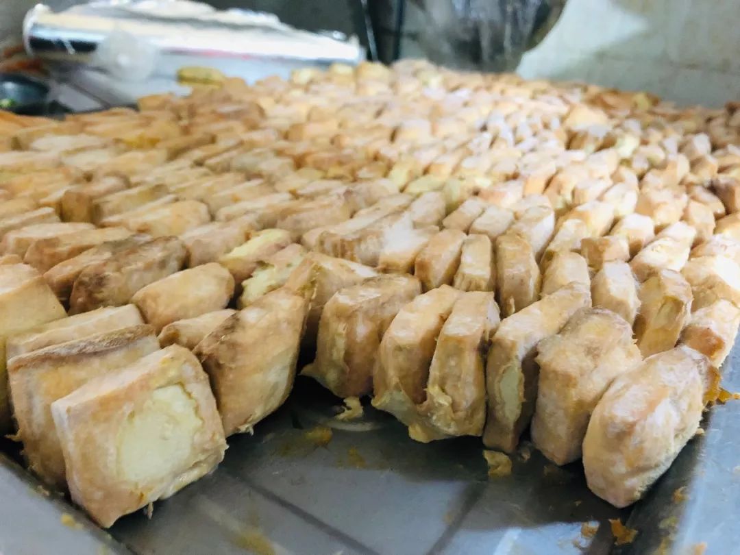 多家媒体争相报道将宜宾的臭豆腐传到了外地每天排长队的商业街香竹笼