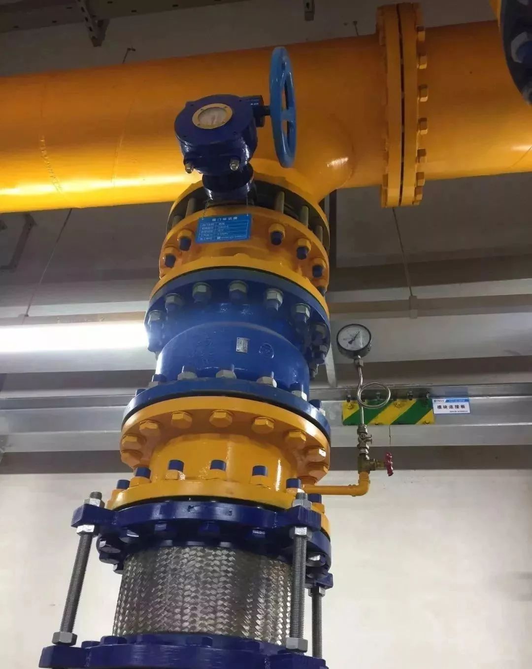 水泵集水槽设置巧妙,排水合理.电机外壳重复接地,有效美观.