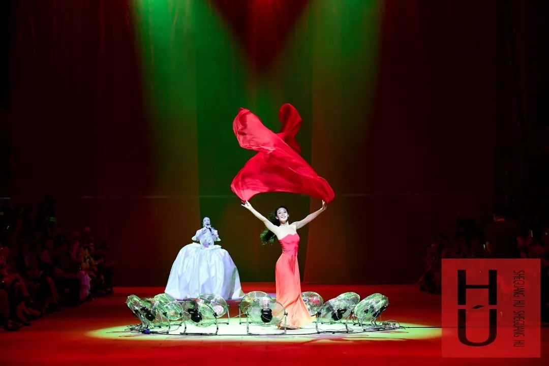 对话胡社光丝路母亲大秀导演郭爽为母亲留住芳华是我的初衷