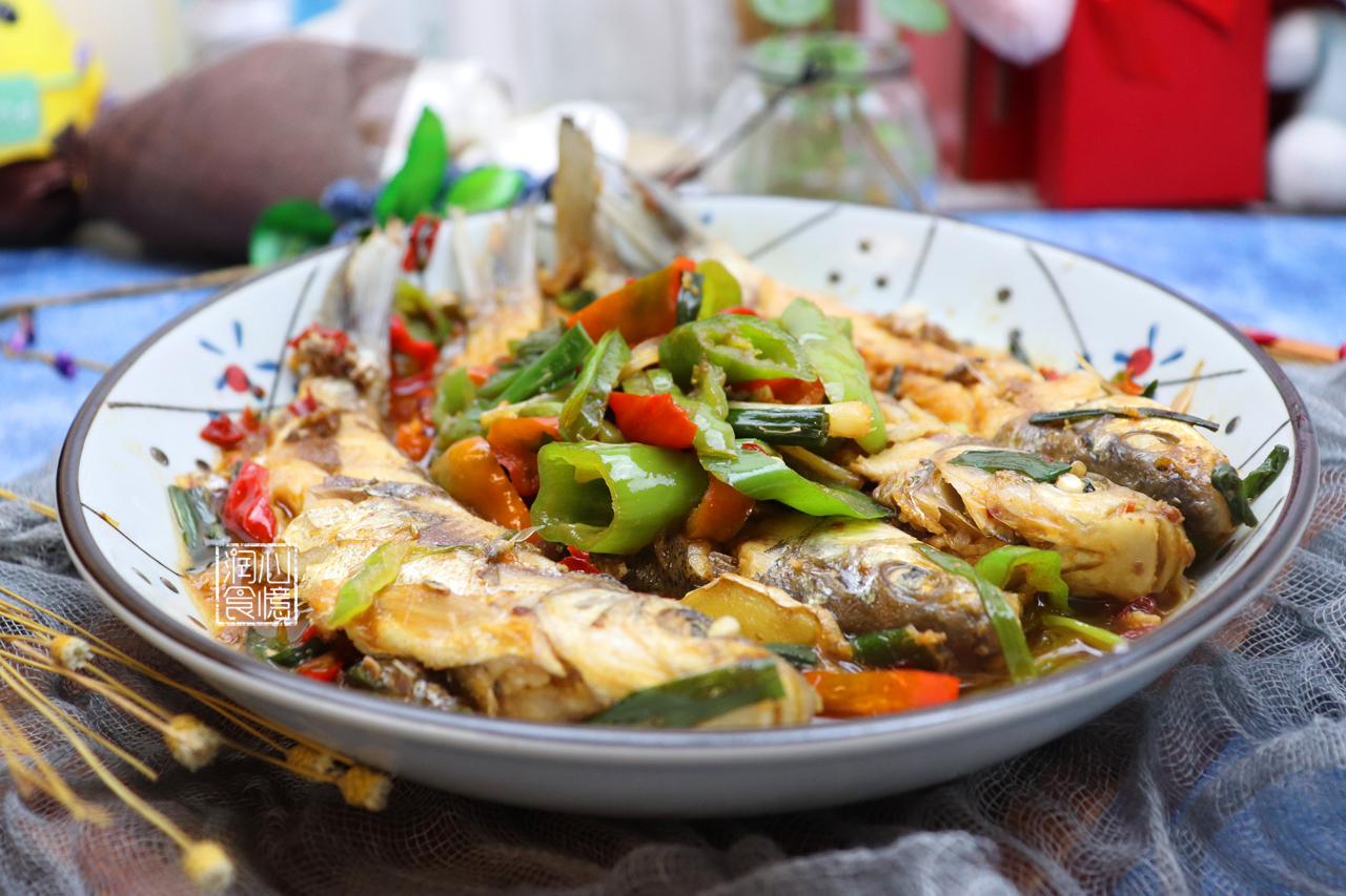 叔叔送了4条小河鱼我做出饭馆38元一盘的味道妈妈夸我手艺好