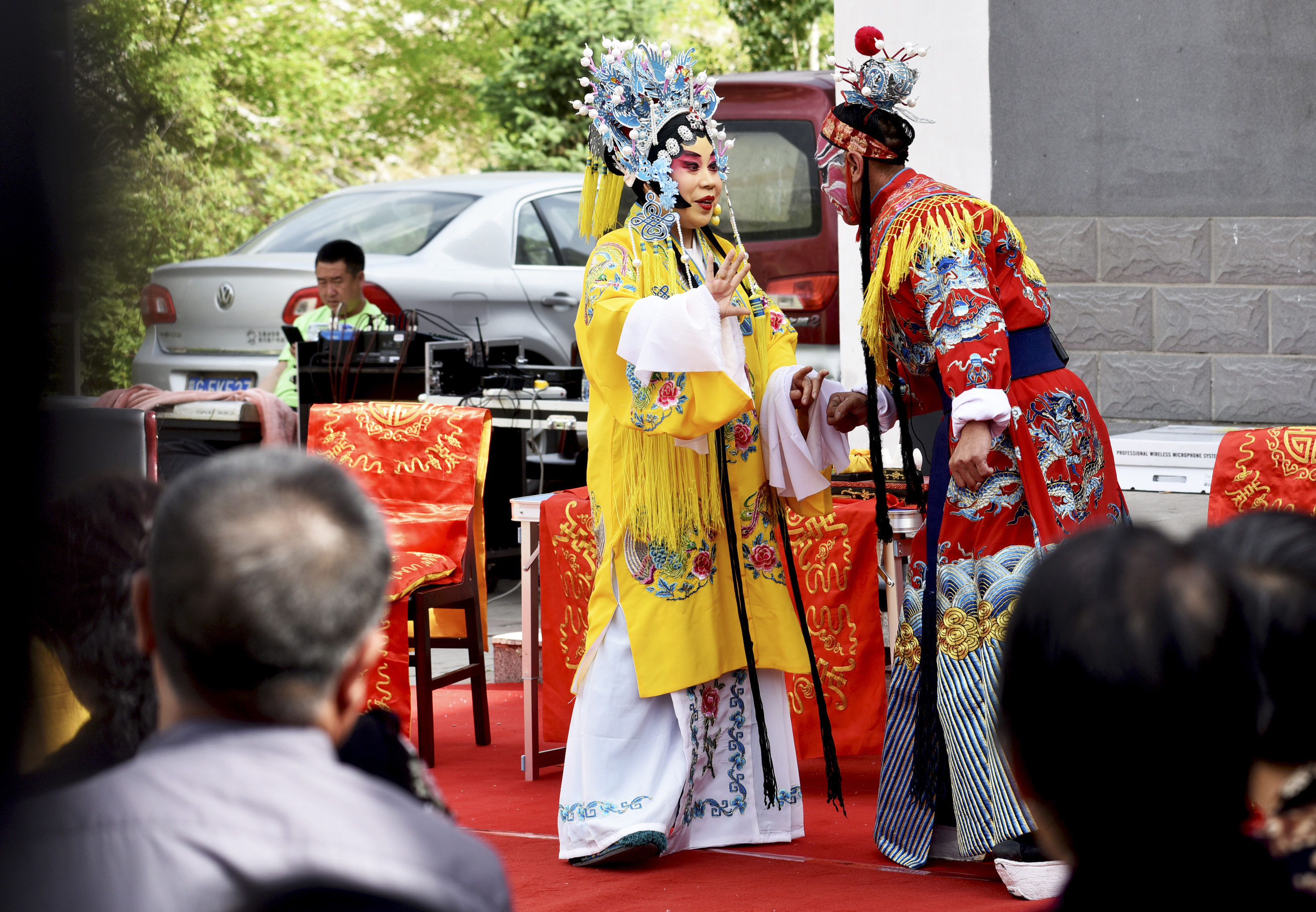 5月19日,张家口市下花园区的晋剧团演员在新花园社区为居民表演.