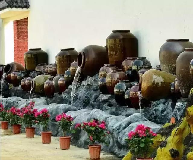 承续经典,发扬"山高人为峰,人立品为先"核心理念,姚花春传统酒厂转