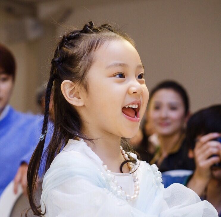 7岁奥莉穿粉色短裙配长发,甜美似公主!同岁的甜馨越长越漂亮了