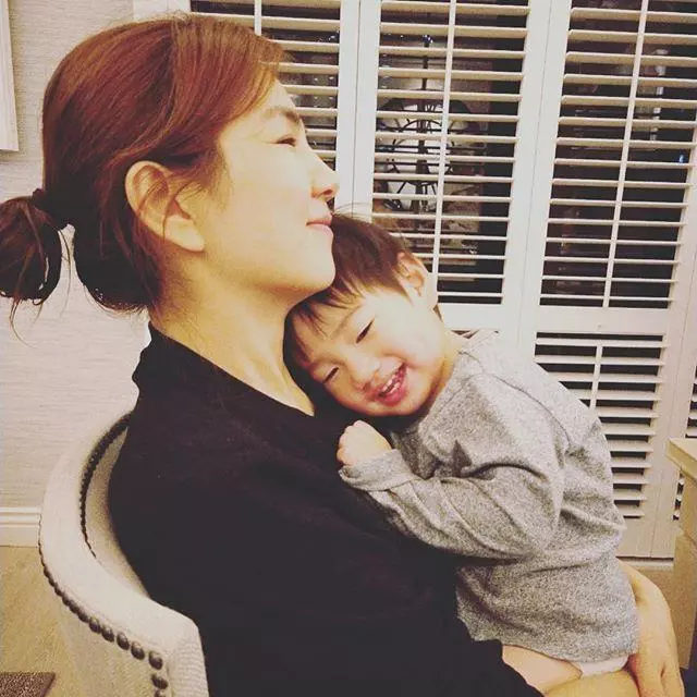 ella勇敢说出生娃后屎尿屁真相是在贩卖焦虑吗