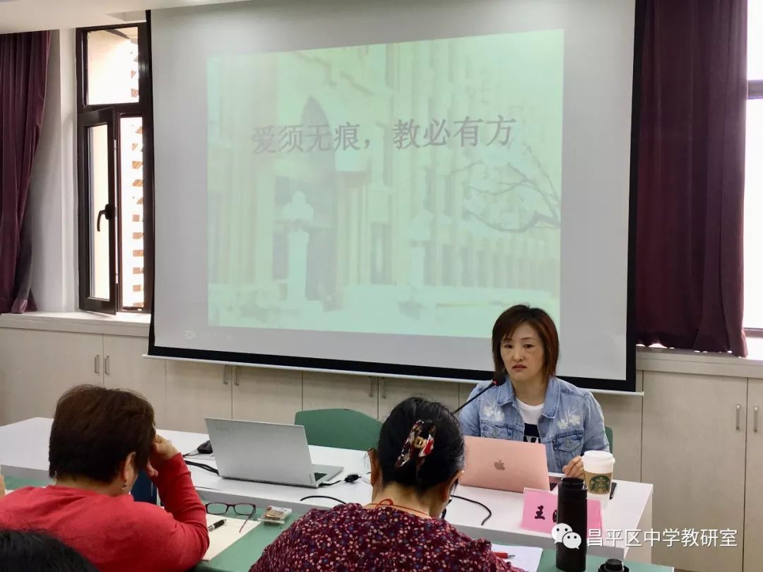 王老师从学校发展情况娓娓道来.