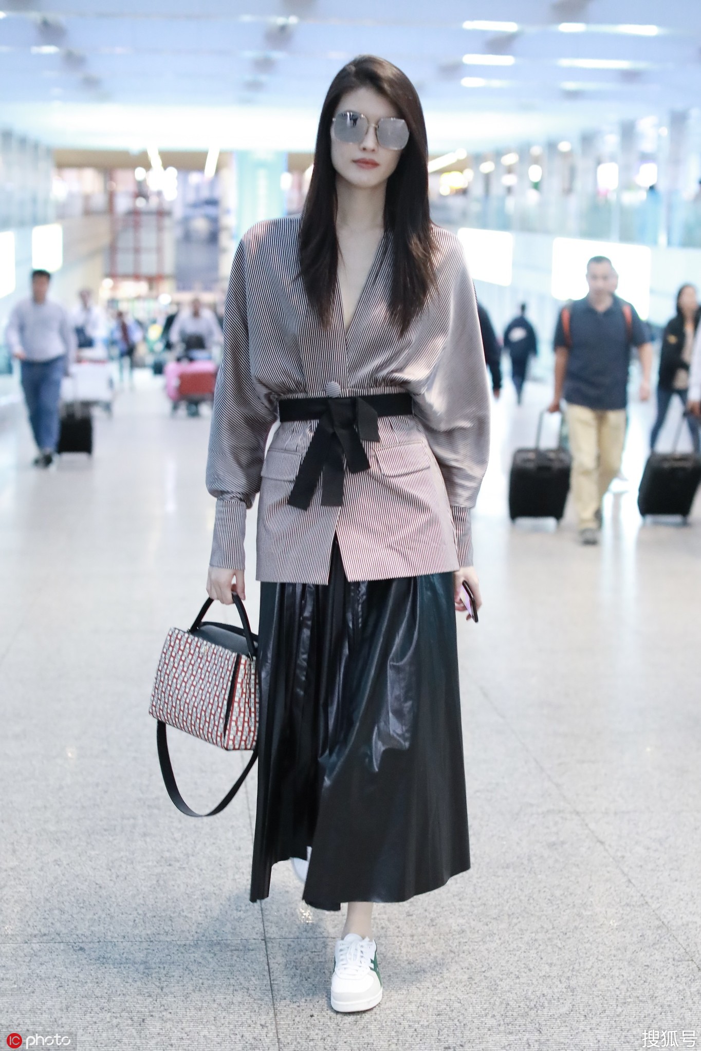 何穗果然是上天眷顾的宠儿 人美身材好衣品还超棒