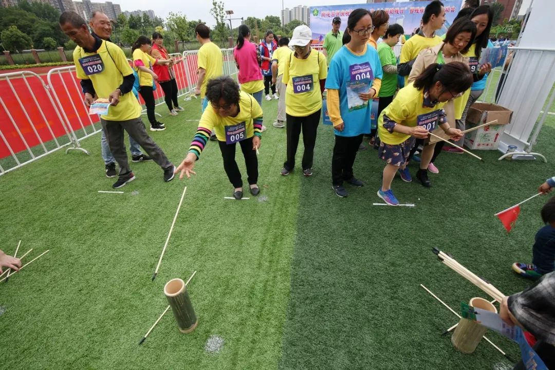 定点投壶项目每人5支箭羽,投中最多者获胜,这项比赛考验了选手的精准