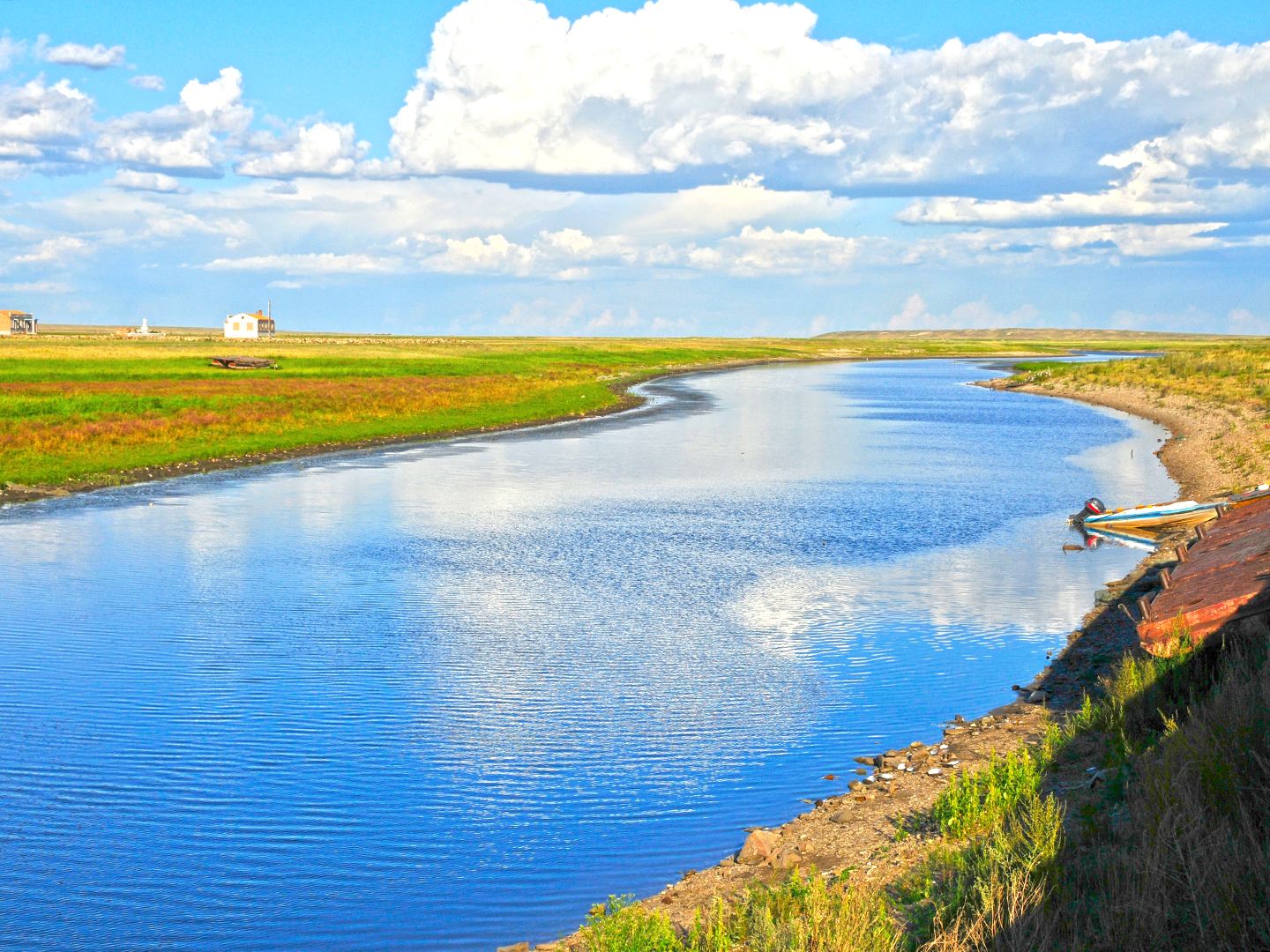 呼伦湖位于内蒙古自治区呼伦贝尔草原西部的新巴尔虎右旗,新巴尔虎