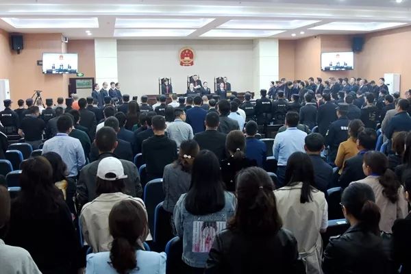 2019年4月17日,彭泽县人民法院对被告人鲍某亮等30人组织,领导,参加黑