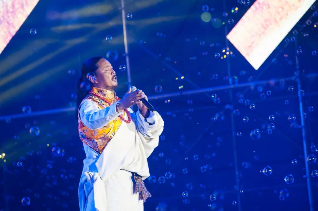 ▼ 在帝吉呷《新中国力量》▼ 扎西措《格桑花又开》▼ 洛桑邓珠