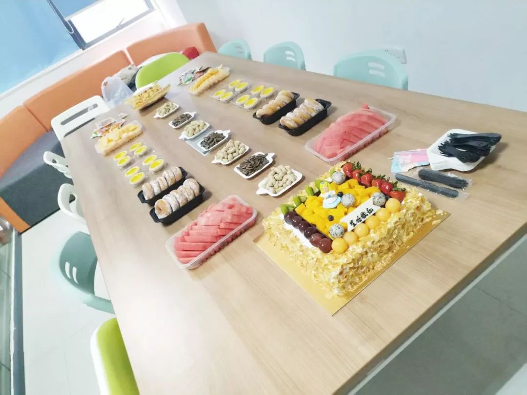 下午四点,公司会议厅早已被布置的妥妥当当,会议桌面