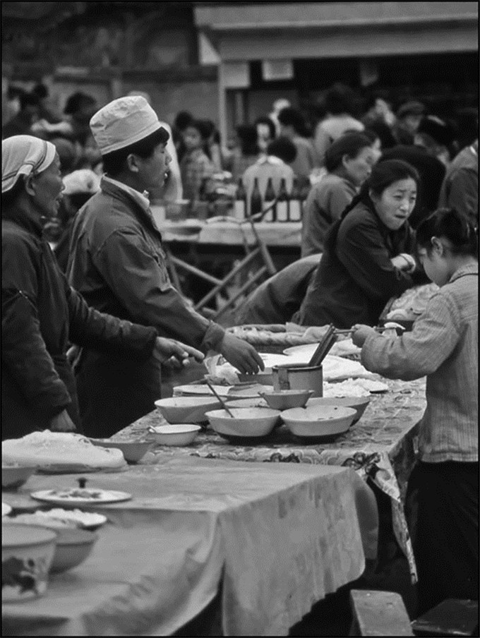 八十年代的西安,小人书摊还有,个体户可自由买卖