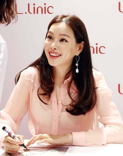韩国女艺人李哈妮出席代言品牌宣传活动