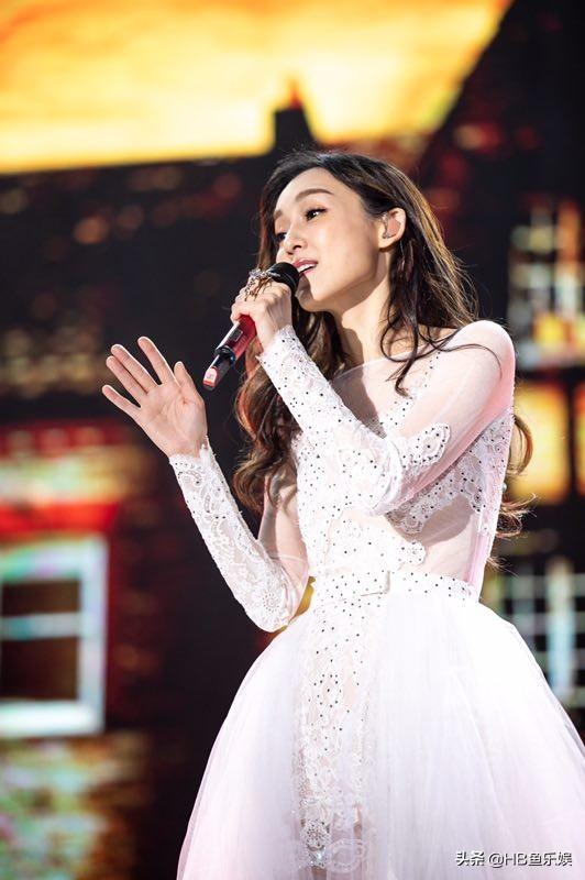 范玮琪不仅演唱了《最初的梦想》,《一颗心的距离》,《最重要的决定》