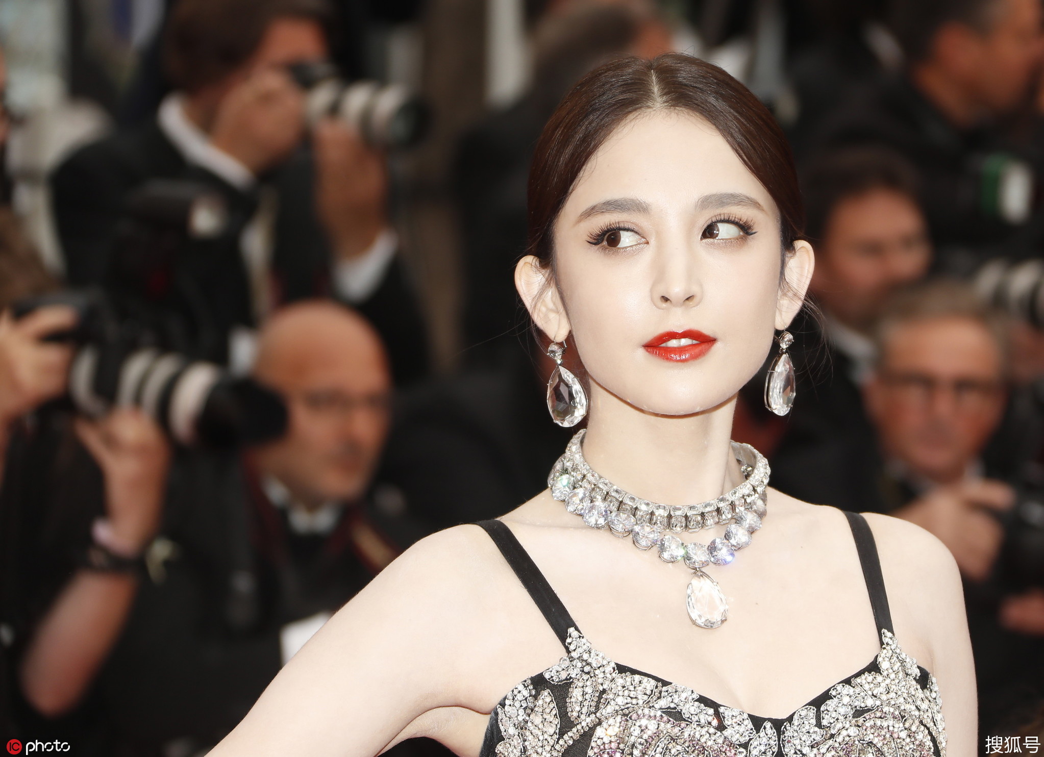 古力娜扎戛纳红毯晚宴忙不停,造型惊艳气质佳