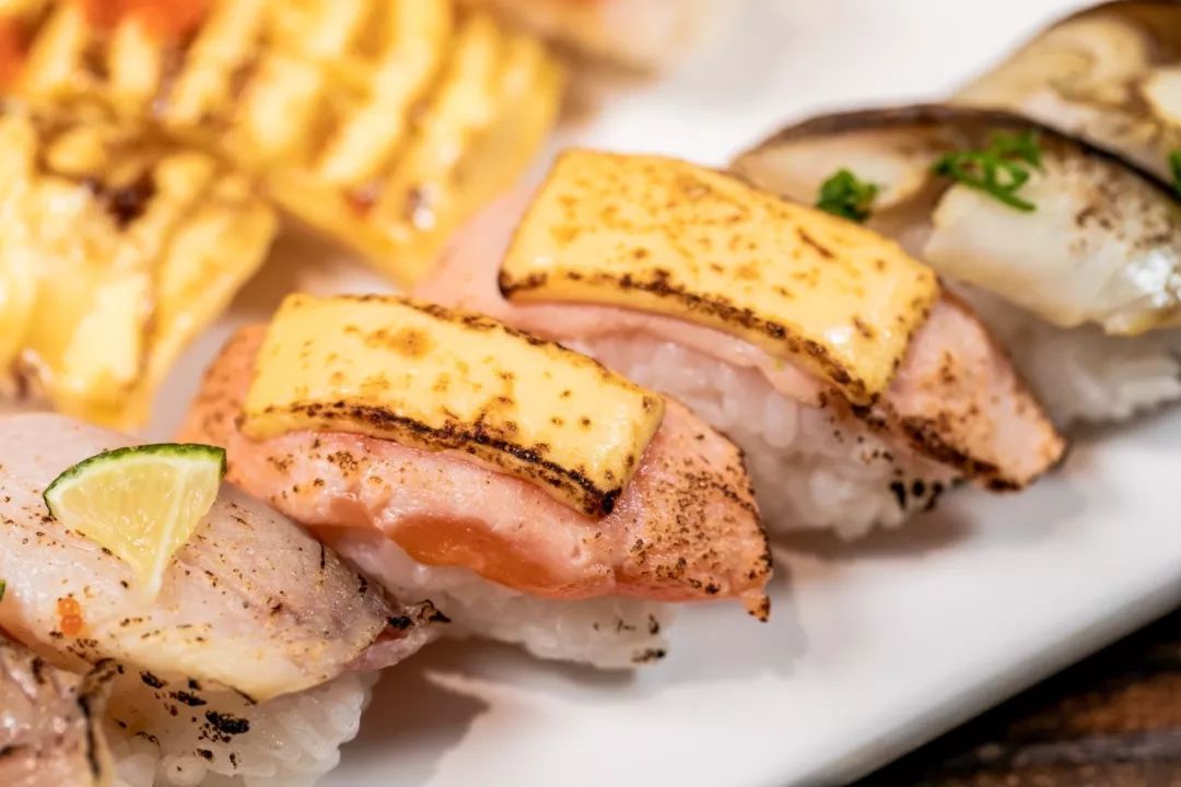 强推 火炙芝士三文鱼寿司,经过轻微烤炙的三文鱼更 香口但仍保有柔软