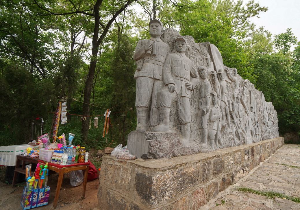 隔年再游伏羲山,那个讲故事老人不在了,他在朝鲜八
