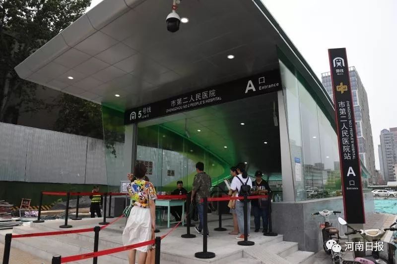 刚刚郑州地铁5号线开通载客串起24家医院明年还将有8条地铁线