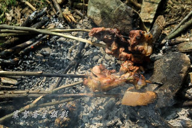原创来到贵州从江的高山侗寨美德,在稻田边吃一顿最原生态的烧烤大餐