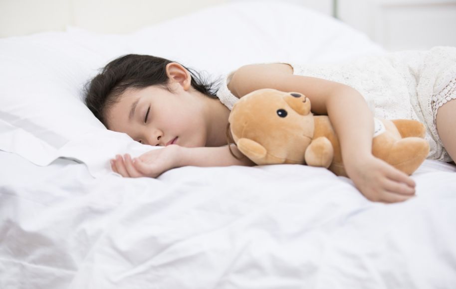 激素会在深度睡眠的时候才会发生,就是在小朋友熟睡70分钟后才会分泌