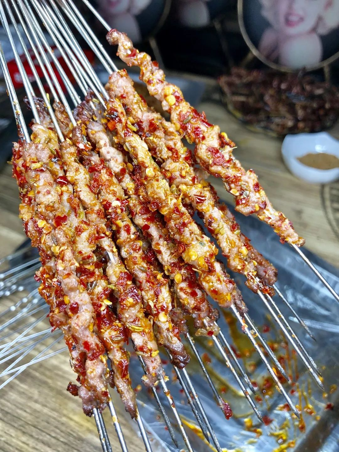 三分熟不错更绝的是长春独一份大块干巴肉串大块鲜牛肉生烤