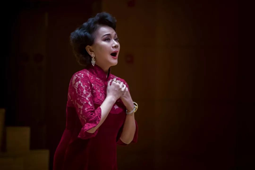 著名歌唱家王静演唱忠于人民忠于党