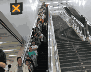 别再傻fufu地推着婴儿车上扶梯啦是血泪教训还不够多吗