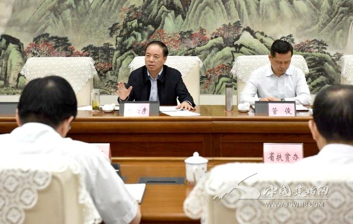 建始县委书记向红林在汇报中说,去年在副省长杨云彦的带领下,15家省直