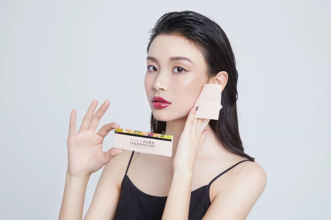 做模特不到一年 签约全球独家 参与秀导魏晓每一场秀 她是谁?