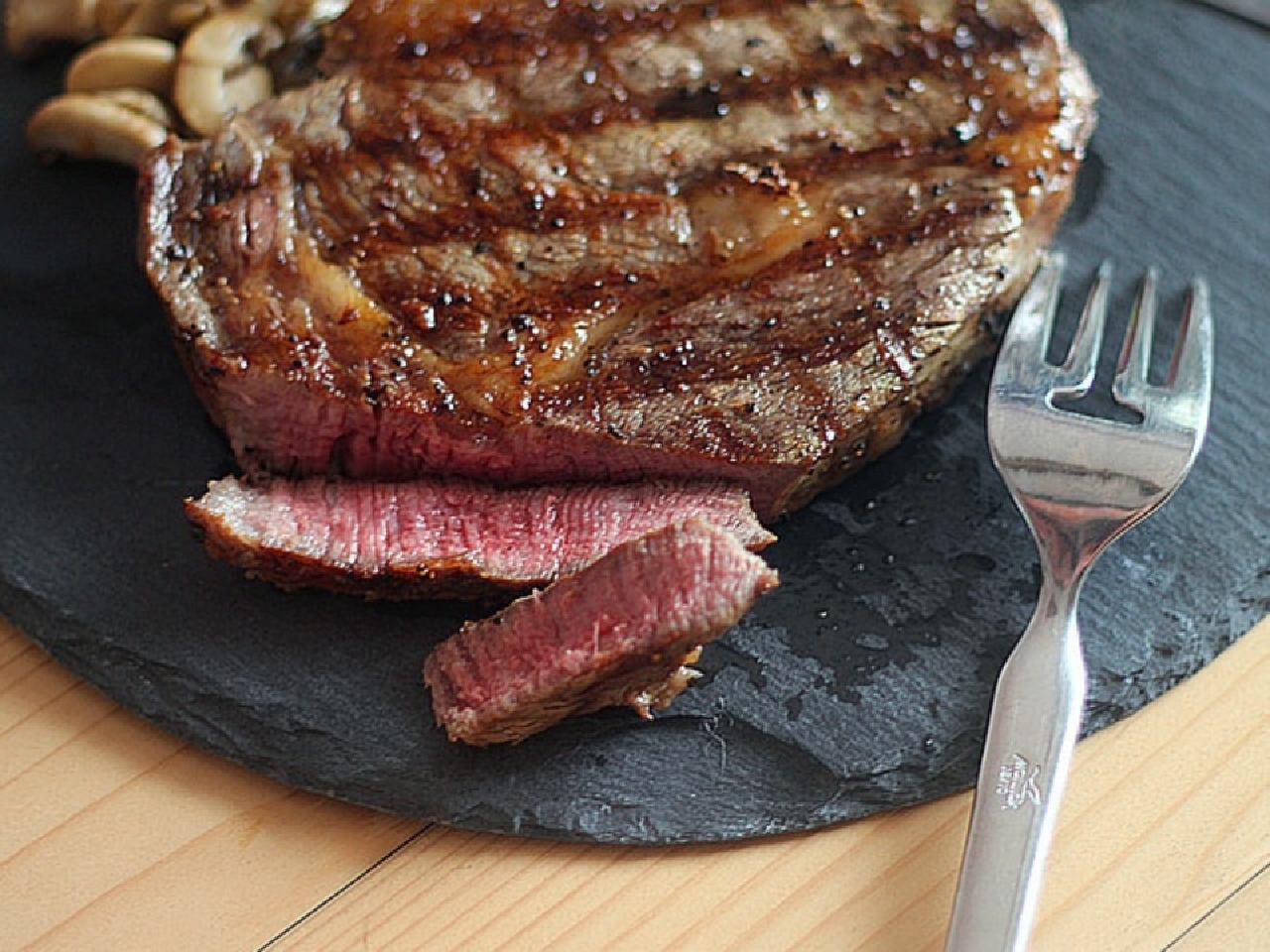 牛排7分熟肉嫩多汁,全熟安心有嚼劲,到底哪个好?洋琦这么说