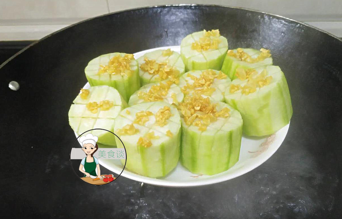 出锅即可上桌享用啦,这样一道家常版的:蒜蓉蒸水瓜就做好了.