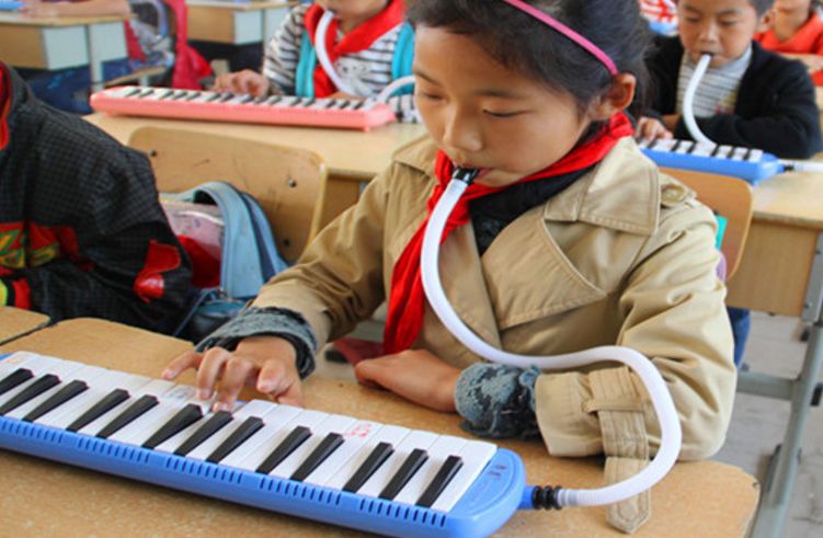 有3位小朋友渴望拥有口风琴