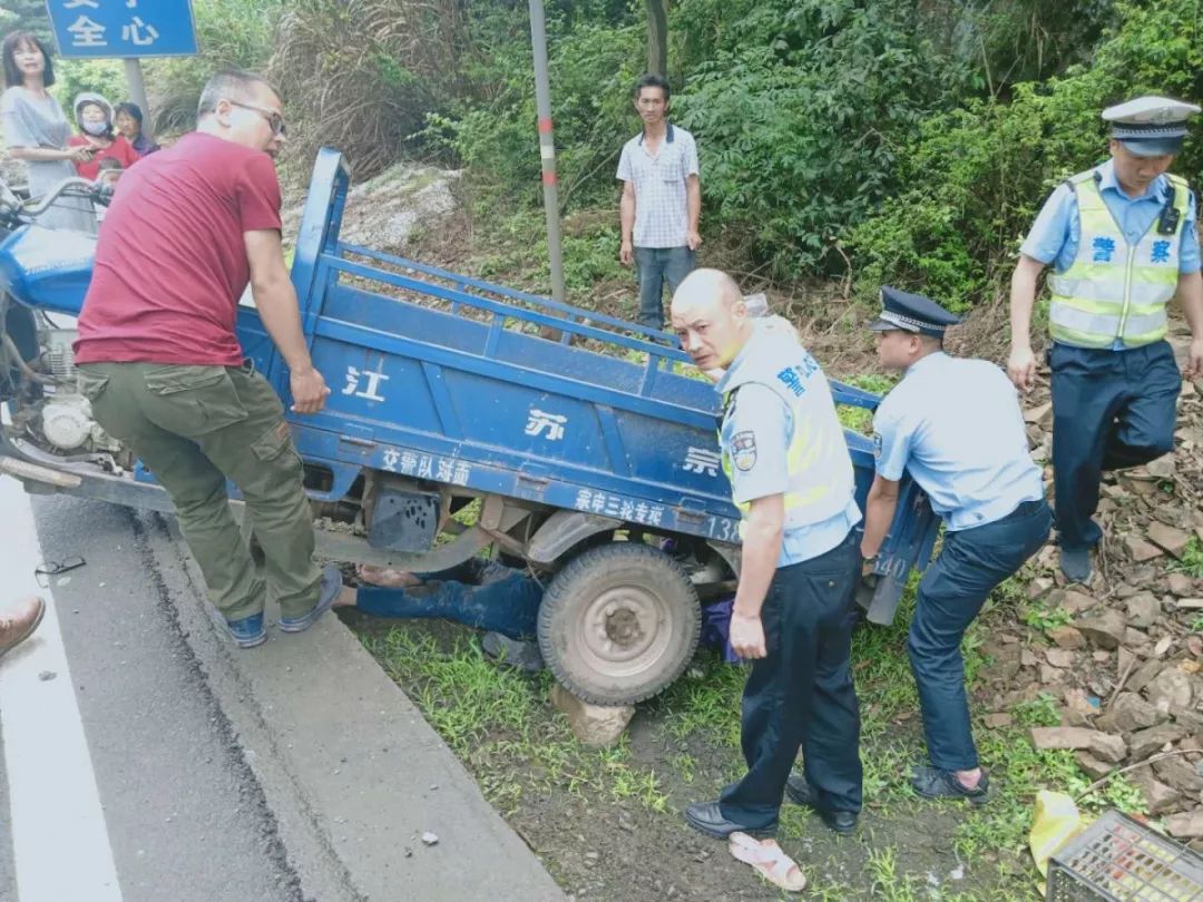 龙南105国道一三轮摩托车载人侧翻,多人._事故