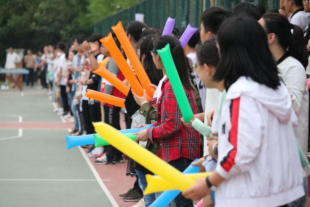 高一篮球比赛在5月15日拉开帷幕,淮南二中校长解玉嘉出席开幕式并为本