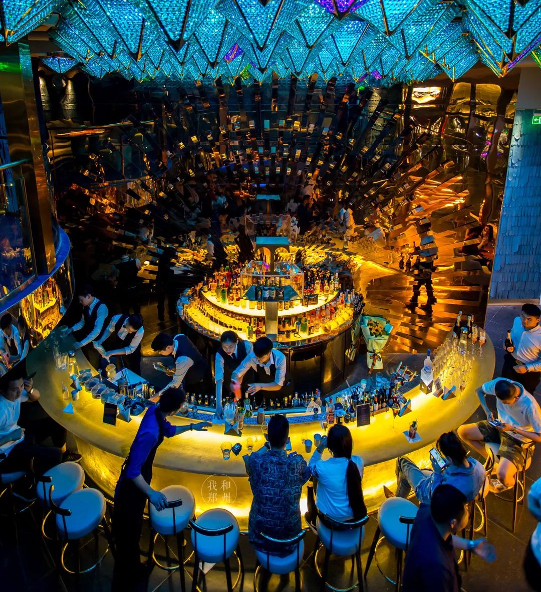 t for party | 微醺的郑州夏日街头,共赴一场盖茨比的派对