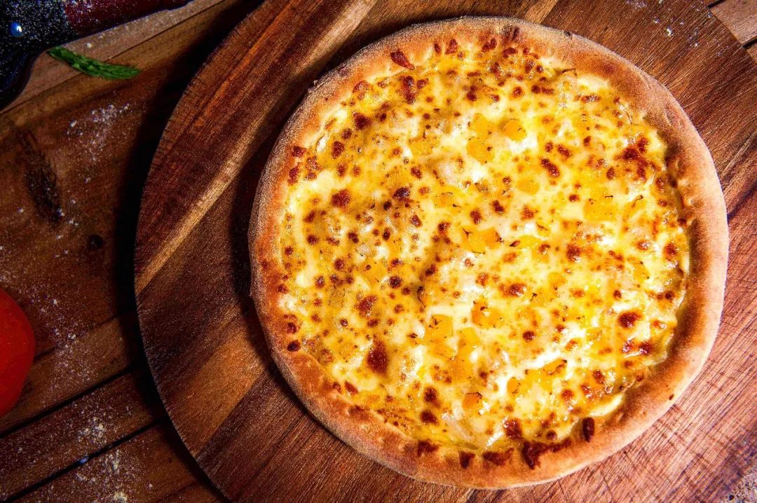 肉香四溢的烤肉披萨  美味的同时不缺营养的补充 配合青辣椒与玉米粒