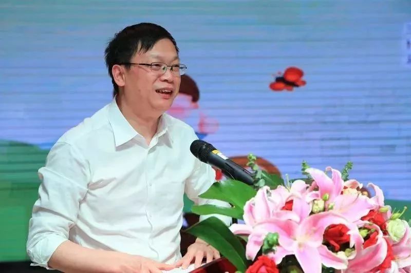 进行简要总结,公布获奖情况,袁浩老师把自己创作的书籍赠送给获奖教师