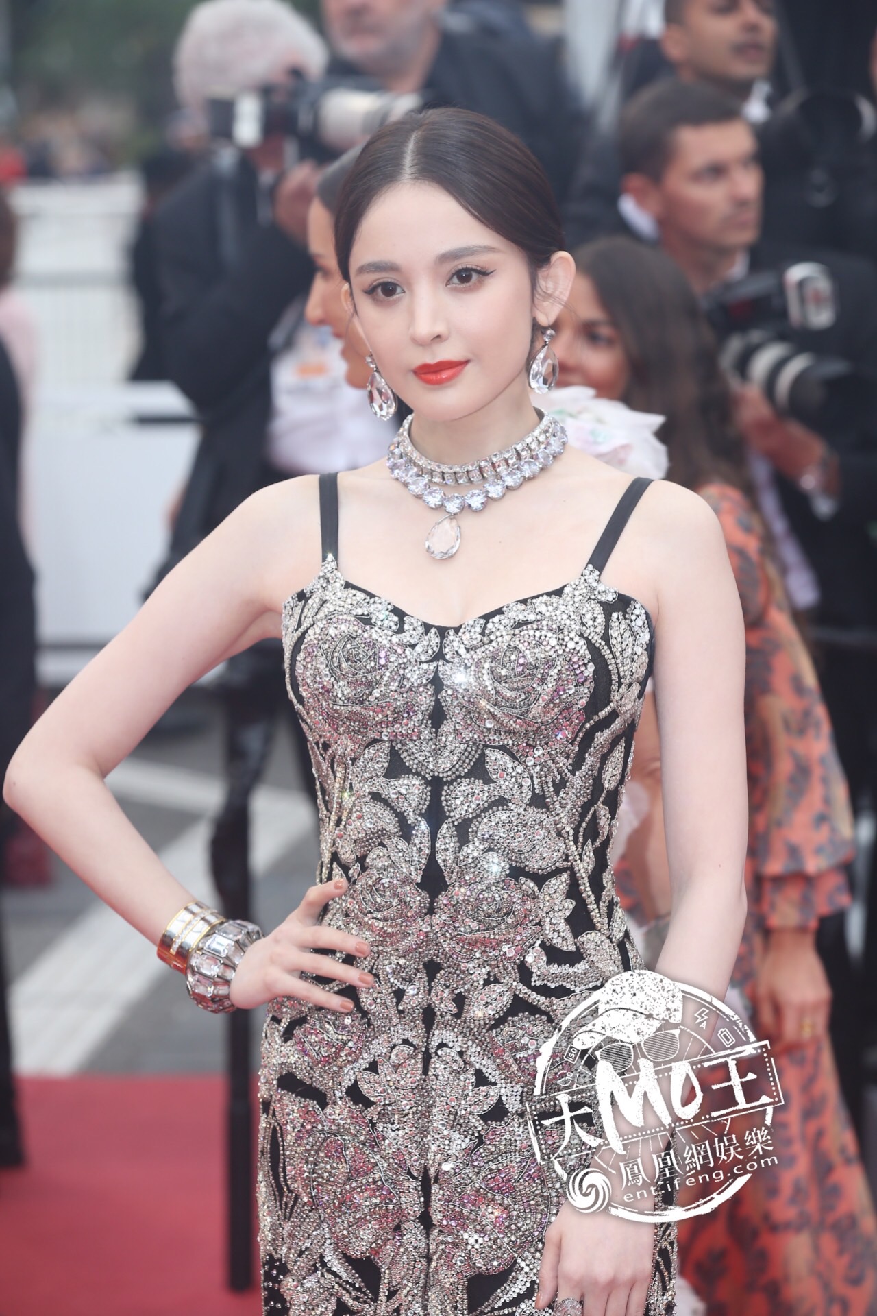 古力娜扎登上戛纳红毯 身穿刺绣薄纱裙获赞