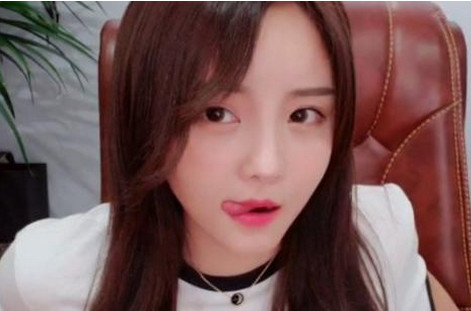 虽然已经直播了两年,但是胖胖c并不是一个安分的主播,如今看到自己