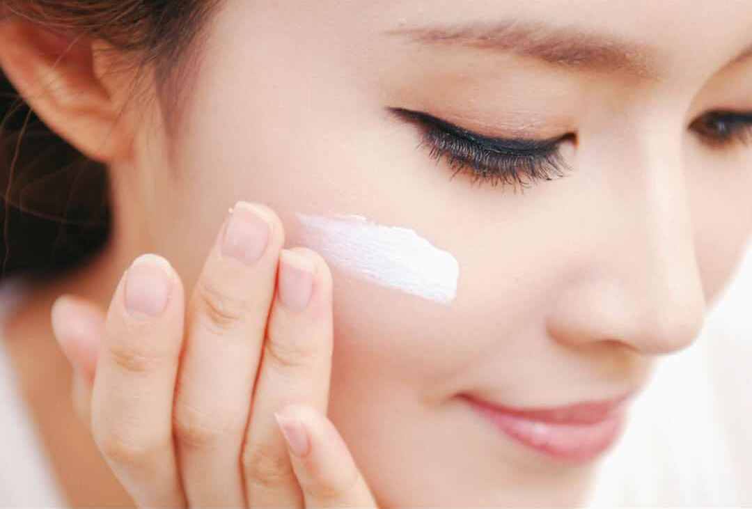 第2个涂抹乳液前先使用化妆水,乳液一般是不建议单独使用的.搭