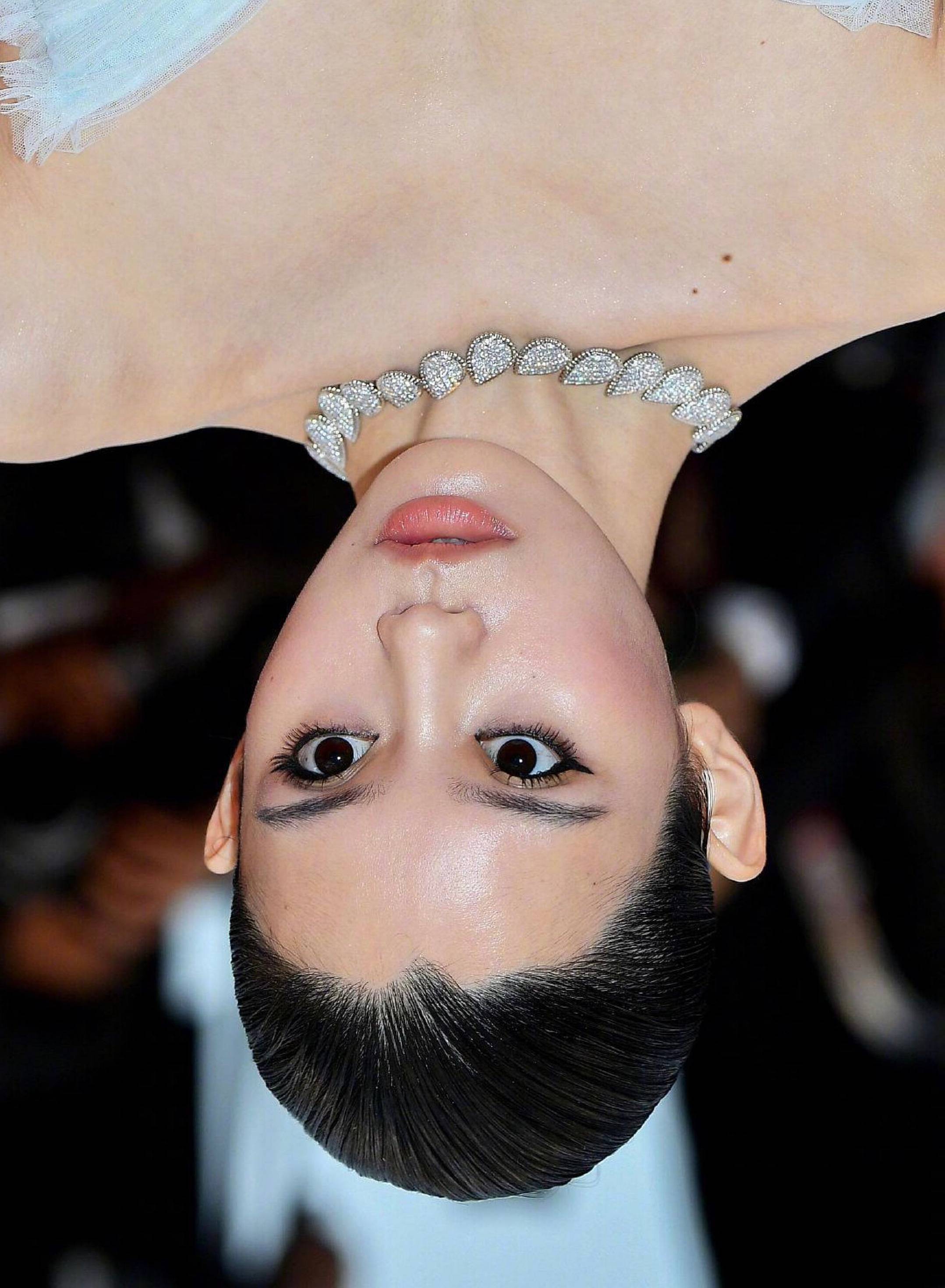 奚梦瑶戛纳瞪眼妆撞脸baby脸部僵硬遭群嘲眼睛突兀吓坏网友