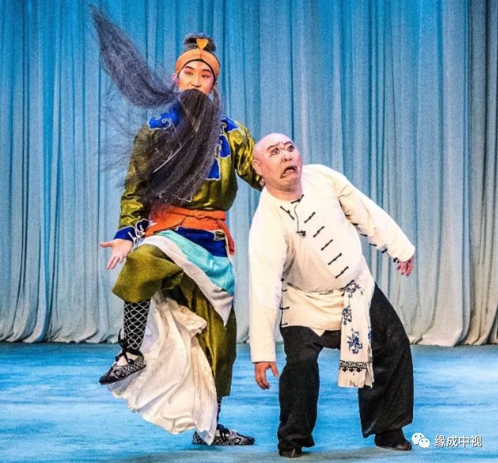 他们在香港拍摄了戏曲电影《打渔杀家》当时拍摄的还有《游龙戏凤》