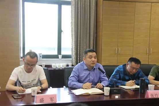 来到行知中学,陈兴红书记就学校陶行知理念,学校发展现状,学校体育