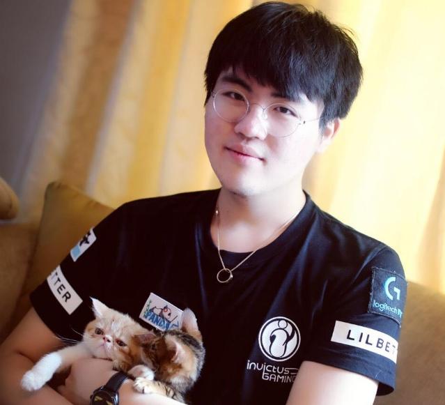 zz1tai姿态伤心落泪lpl队伍输了我真的笑不出来