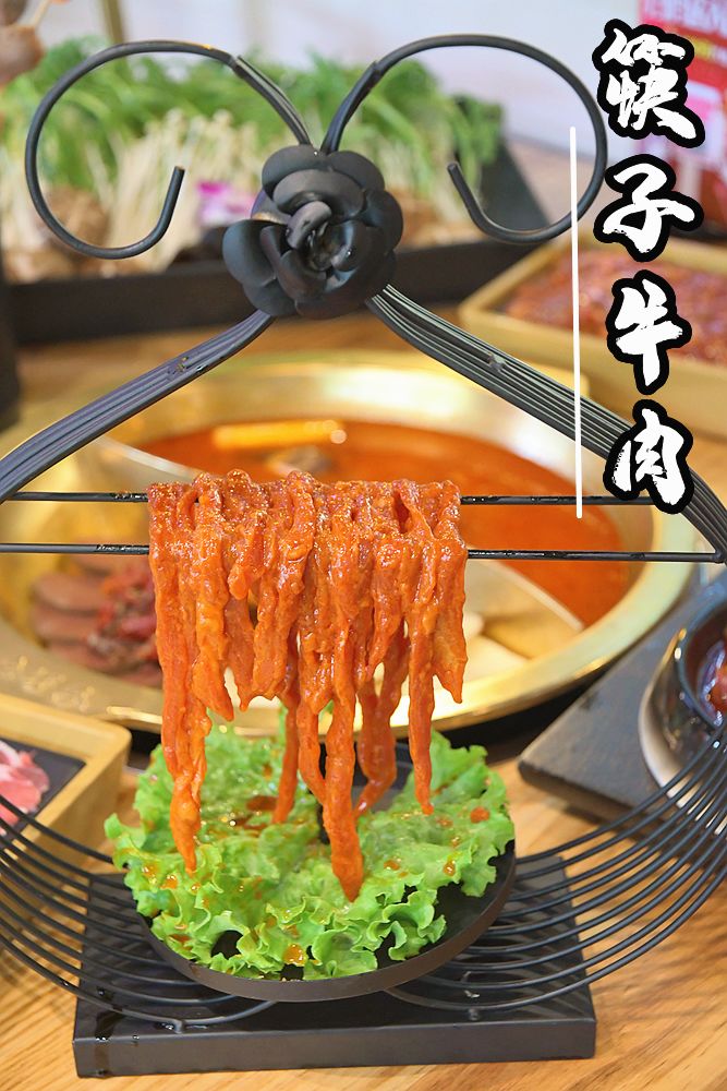 筷子牛肉只要烫个十秒左右,等牛肉微微卷曲就可以吃啦!
