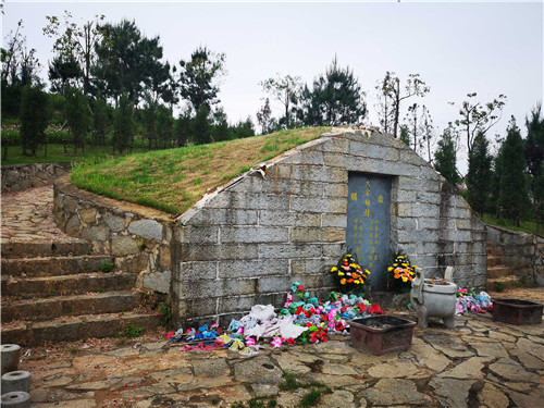 图说:岳霆岳震合葬墓景区活动结束后,广大参加活动的北大校友纷纷表示